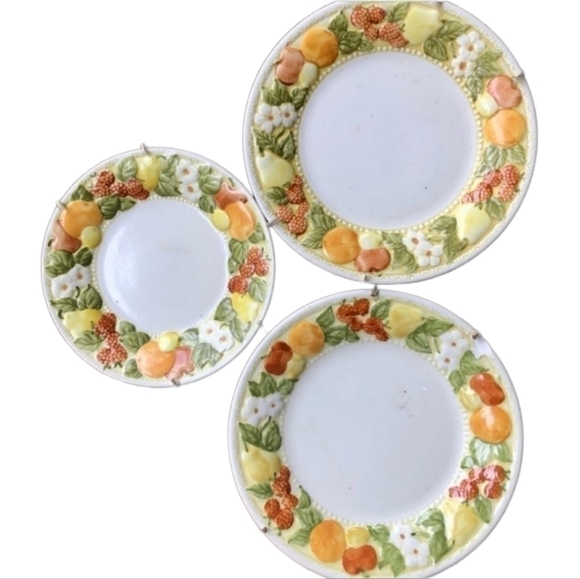 Vintage Metlox Vernonware Della Robbia 1960’s Fruit Embossed Assorted dishes - Picture 1 of 9